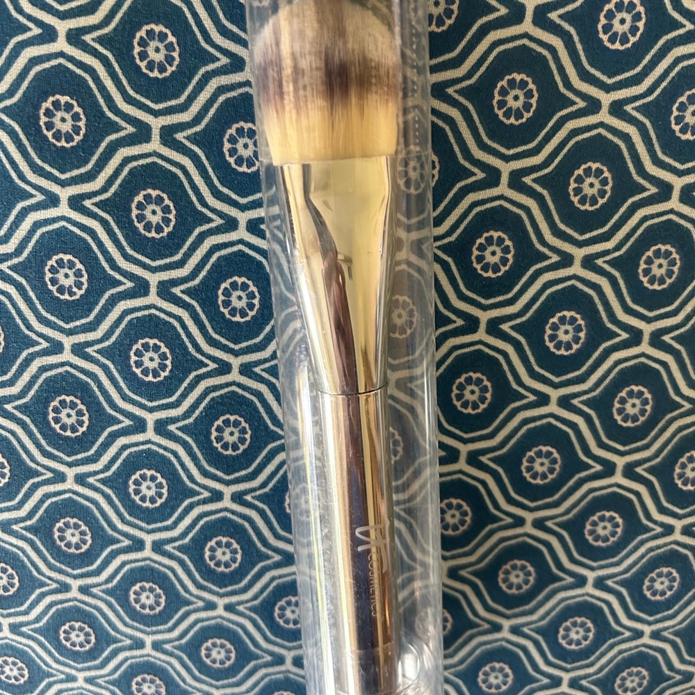 it Airbrush OMG! Foundation Brush #106 NWT